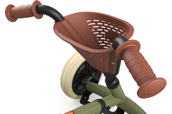 Met kunststof mand voorop