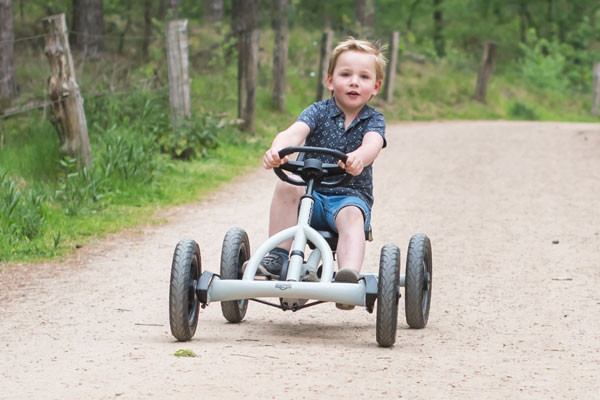 Altijd alle wielen op de grond door de schommelas.