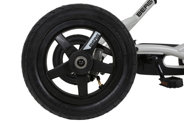 Compleet met luchtbanden en zwarte velgen.