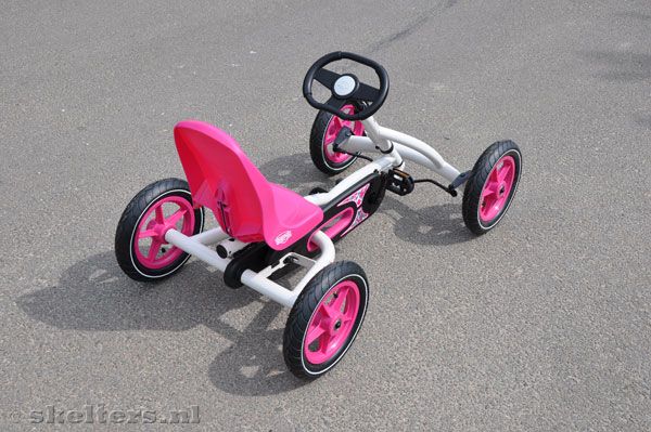 Prachtig wit frame en roze stoel en velgen.