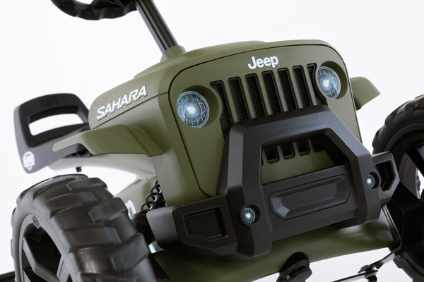 Stoere motorkap met grill én booskijkertjes.