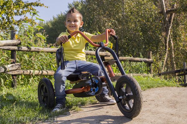 Dankzij de luchtbanden heb je een goede grip op hobbelige paden.