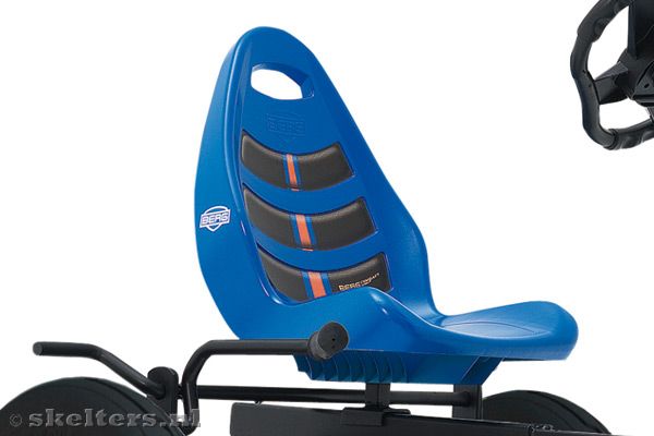 Met verstelbare kuipstoel.