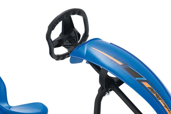 Sportieve motorkap en sportstuur.