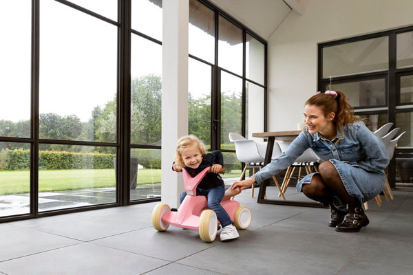 Loopauto en skelter ineen