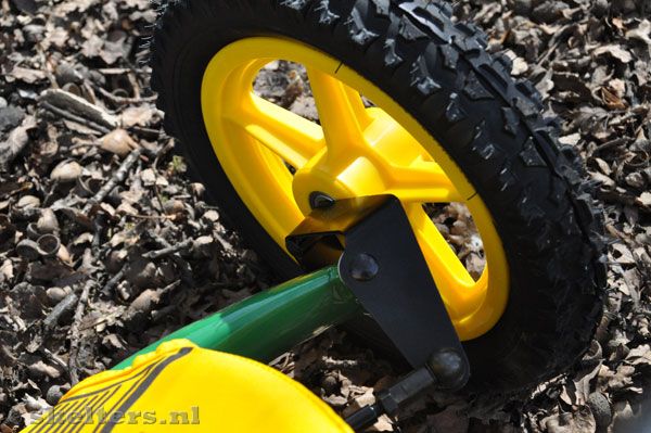 Kogelgelagerde wielen met luchtbanden.