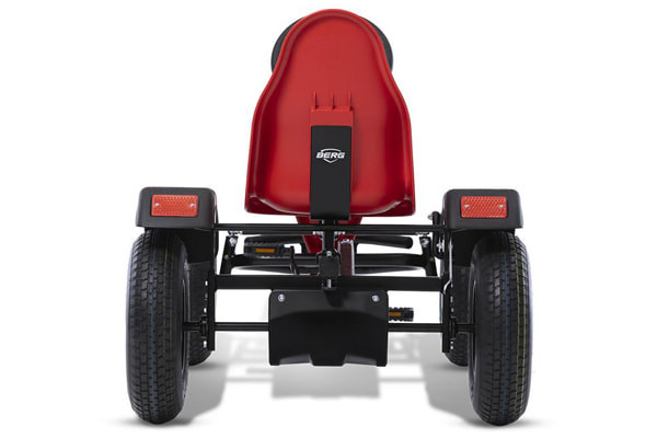 Veilig op de grond door de 4 wielen en schommelas.