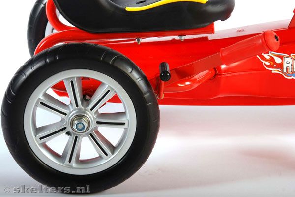 De wielen hebben gave zilvergrijze velgen.