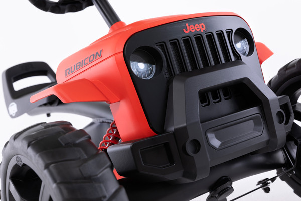 Stoere motorkap met grill én booskijkertjes.