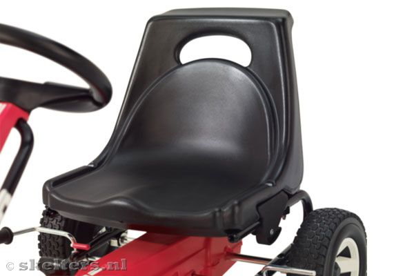 Stevige kuipstoel van kunststof.