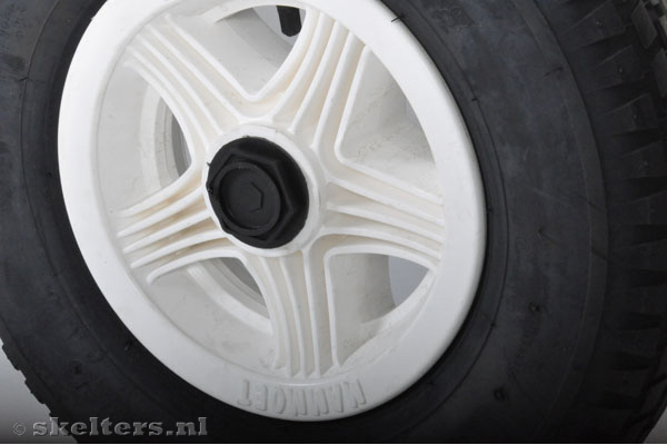 Stoere witte velgen met luchtbanden.